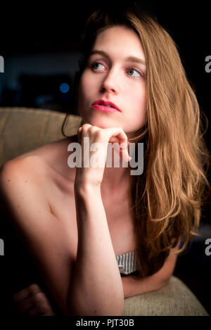 Das Porträt einer blonden Frau verloren in Gedanken Stockfoto