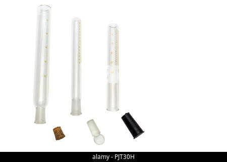 Messgläser von unterschiedlichen Volumina, mit verschiedenen konischen lab Stecker: schwarz Gummi, Holz (wie Kork), Glas Boden Stopfen. Isolierte o Stockfoto