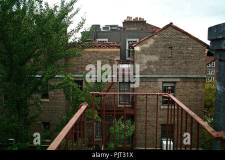 Die Aussicht von oben Notausgang auf die Türme Apartmentanlage in Jackson Höhen. Stockfoto