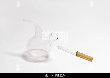 Chemie: Pasteur Pipetten Pipette (Glasrohr mit braunem Gummi Tip), Labor Kolben mit langen, dünnen, runden Körper, flache Unterseite und Seite Stockfoto