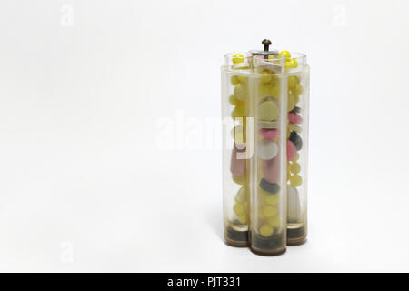 Röhrchen mit bunten Pillen und Vitamine in Adapter für laborzentrifuge Stockfoto