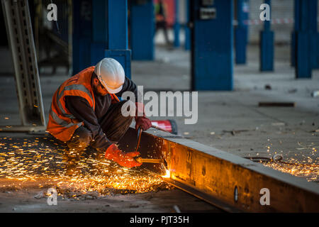 Schneiden von einem Stahlträger Stockfoto