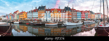 Bei Sonnenaufgang Nyhavn in Kopenhagen, Dänemark. Stockfoto