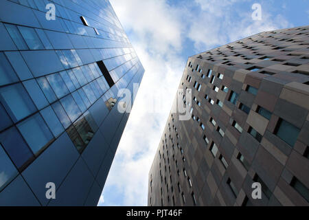 Niedrigwinkelaufnahme von Gebäuden im Stadtteil Poblenou, Barcelona, Katalonien, Spanien. Stockfoto