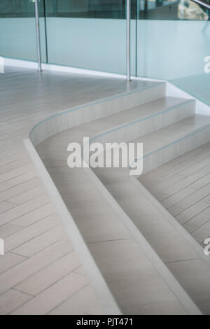 Kurvenförmige Treppen. Blick von oben auf die moderne Architektur Detail. Raffinierte Fragment der zeitgenössischen Büro Inneres, öffentliche Gebäude oder ein Wellnesscenter mit Pool. Stockfoto