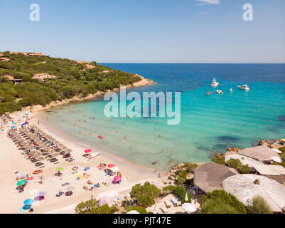 Wunderschöne blaue Farben des Meeres von Cala Granu Strand, Bucht, in der Nähe von Porto Cervo an der Costa Smeralda, Sardinien, Italien. Stockfoto