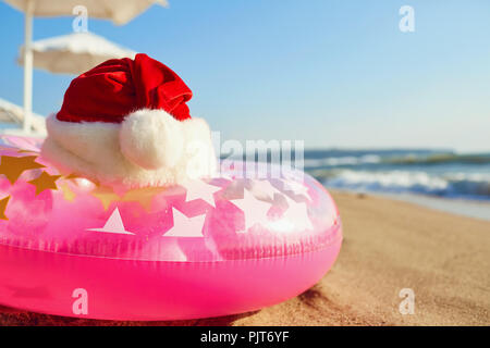 Santa Claus hat am Strand am Meer. Weihnachten im Urlaub b Stockfoto