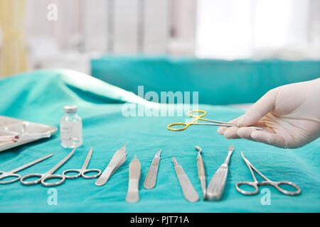 Nahaufnahme der Hand chirurgische Instrumente im Op. Stockfoto