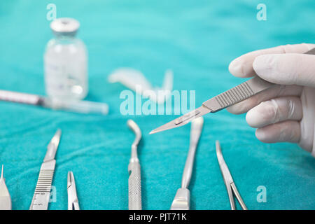 Nahaufnahme der Hand chirurgische Instrumente im Op. Stockfoto