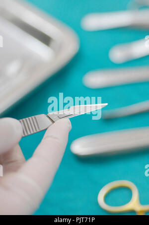 Nahaufnahme der Hand chirurgische Instrumente im Op. Stockfoto