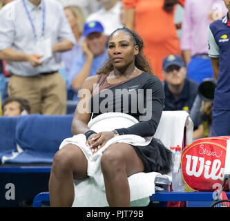 New York, Vereinigte Staaten. 08 Sep, 2018. Serena Williams aus den USA reagiert, nachdem verlieren Frauen einzel Endrunde zu Naomi Osaka in Japan an USTA Billie Jean King National Tennis Center Credit: Lev Radin/Pacific Press/Alamy leben Nachrichten Stockfoto