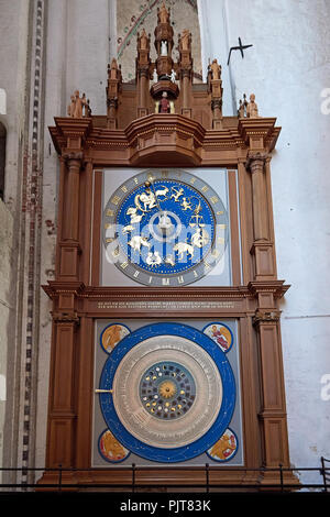 Die astronomische Uhr in der Marienkirche in Lübeck, Deutschland Stockfoto