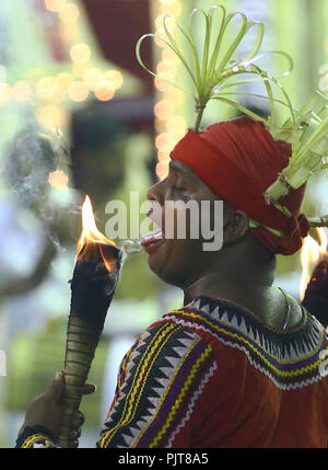 Nawagamuwa, Sri Lanka. 9. September 2018. Eine Sri Lankan traditionelle Tänzer führt während der traditionellen Ritual "Gammaduwa' Zeremonie in Nawagamuwa, etwa 23 km von Colombo am Samstag, September 08, 2018. Credit: PACIFIC PRESS/Alamy leben Nachrichten Stockfoto