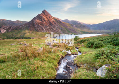 Abendlicht auf Mount Tryfan oben Llyn Ogwen in Snowdonia National Park in Wales Stockfoto