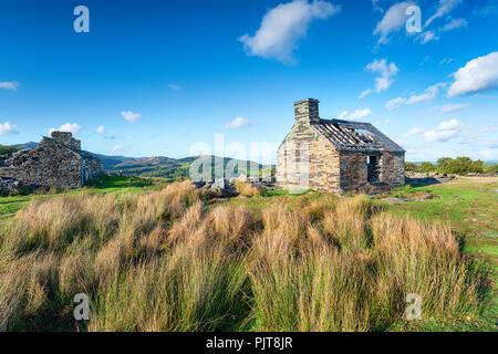 Verlassene Gebäude an Rhos Steinbruch ein Relikt der Walisischen schiefer Industrie auf den Pisten von moel Siabod Berg in der Nähe von Capel Curig in Snowdonia National P Stockfoto