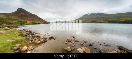Moody Himmel über Cregennan Seen an den Hängen des Cadair Idris in Snowdonia National Park in Wales Stockfoto