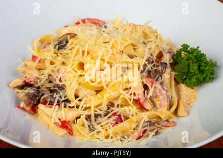 Chicken Tagliatelle mit Käse und Gemüse Stockfoto