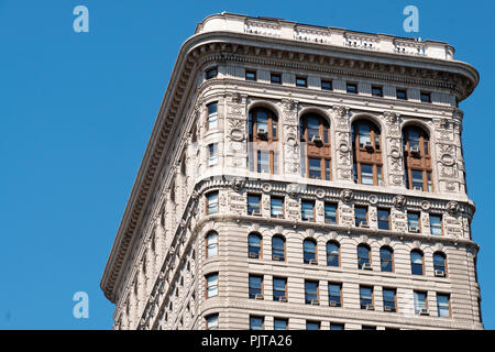 Einen ungewöhnlichen Blick auf das Flatiron Building. Von der Fifth Avenue und der 22. Straße nach Nordosten. Stockfoto