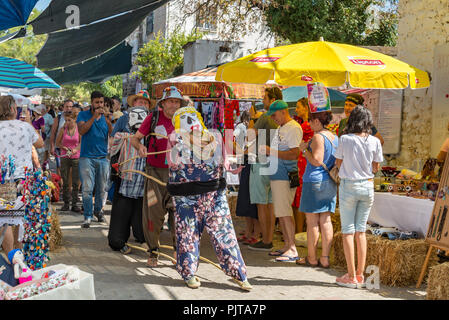 Barbaros, Urla, Türkei - September 08, 2018: Vogelscheuchen im traditionellen Festival Stockfoto