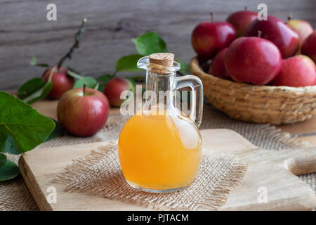 Eine Flasche raw ungefilterte Apfelessig Stockfoto