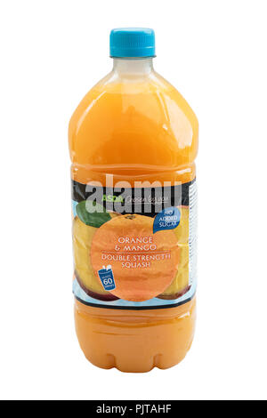 Single plastik Flasche Asda und Mango Orange squash ohne Zuckerzusatz Ausschnitt und isoliert auf einem weißen Hintergrund. Stockfoto