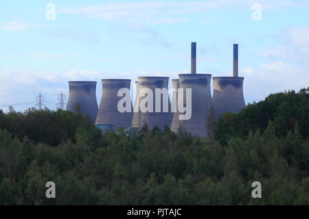 Die kühltürme von Ferrybridge Power Station von Meilen entfernt gesehen werden. Hier sind Sie von der RSPB Fairburn Ings Naturschutzgebiet gesehen Stockfoto