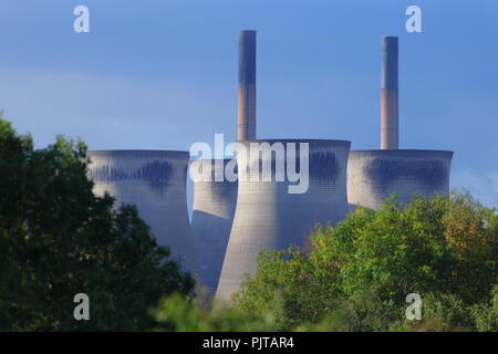 Die kühltürme von Ferrybridge Power Station von Meilen entfernt gesehen werden. Hier sind Sie von der RSPB Fairburn Ings Naturschutzgebiet gesehen Stockfoto