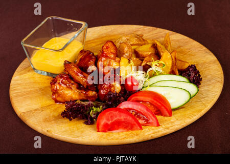 Huhn witng Grill mit Kartoffel Stockfoto
