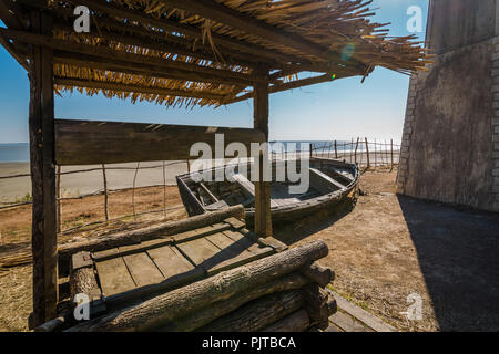 Der Holzbrunnen, alte löchrige Schiff auf dem Meer, an einem sonnigen Tag Stockfoto