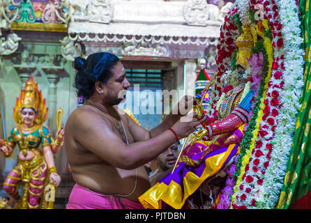 Singapur - Feb 24: Inder dekorieren Idol in Sri Veeramakaliamman Tempel in Little India, Singapur am 24. Februar 2018 Es ist eine der ältesten Stockfoto