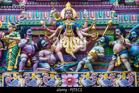 Singapur - Feb 24: Statuen in Sri Veeramakaliamman Tempel in Little India, Singapur am 24. Februar 2018 Es ist einer der ältesten Tempel in Singapur Stockfoto