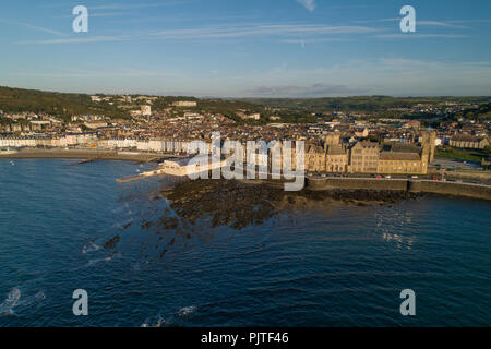 Antenne drone Ansicht von ABERYSTWYTH, einer kleinen Universität und Stadt auf der Cardigan Bay Küste, West Wales, UK, auf einem sonnigen September Abend. [Bild durch ein CAA-lizenzierten amd Versicherten drone Operator] Stockfoto