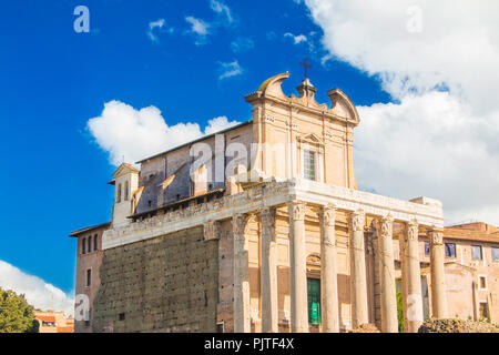 Tempel des Antoninus und der Faustina, zur Kirche von San Lorenzo in Miranda, Forum Romanom (Forum Romanum), Rom, Italien Stockfoto