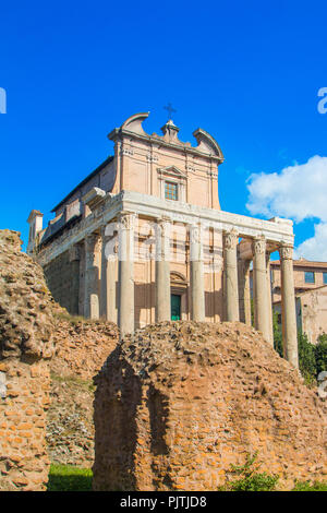 Tempel des Antoninus und der Faustina, zur Kirche von San Lorenzo in Miranda, Forum Romanom (Forum Romanum), Rom, Italien Stockfoto