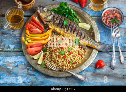 Den gegrillten Wolfsbarsch auf coper Platte, im marokkanischen Stil Stockfoto