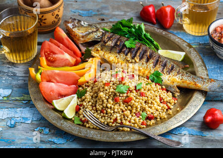 Den gegrillten Wolfsbarsch auf coper Platte, im marokkanischen Stil Stockfoto