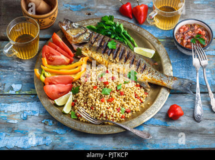 Den gegrillten Wolfsbarsch auf coper Platte, orientalischen Stil Stockfoto