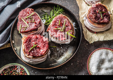 Rinderfilet Steak in Speck umwickelt gespeichert in die Pfanne. Stockfoto