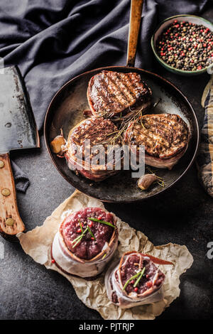 Drei gegrilltes Rinderfilet Steaks beschichtet Speck auf der Pfanne. Stockfoto