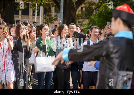 Teilnehmer posieren für Fotos während des Sydney Zombie am 29. Oktober in Sydney, Australien 2016. Hunderte von Menschen versammelten sich heute gekleidet wie Zombies für die 6. Ausgabe der Sydney Zombie zur Unterstützung des Gehirns Stiftung zu Fuß. Stockfoto