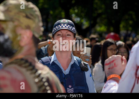 Polizei zu den Teilnehmern vor der Sydney Zombie am 29. Oktober in Sydney, Australien 2016. Hunderte von Menschen versammelten sich heute gekleidet wie Zombies für die 6. Ausgabe der Sydney Zombie zur Unterstützung des Gehirns Stiftung zu Fuß. Stockfoto