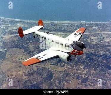 Beechcraft SNB-2 Navigator im Flug. Stockfoto