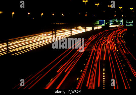 R1 Ring Autobahn rund um Antwerpen in der Nacht (Belgien, 15/09/2006) Stockfoto