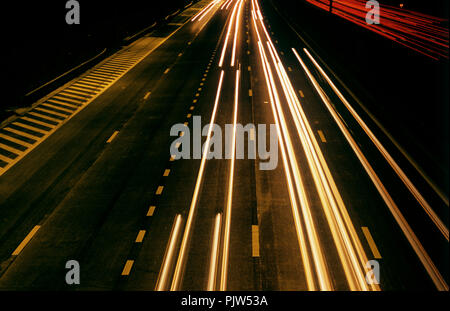 R1 Ring Autobahn rund um Antwerpen in der Nacht (Belgien, 15/09/2006) Stockfoto