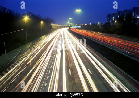 R1 Ring Autobahn rund um Antwerpen in der Nacht (Belgien, 18/12/2006) Stockfoto