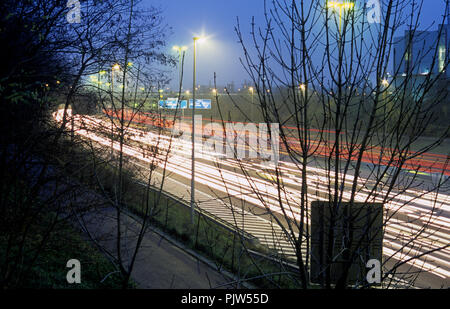 R1 Ring Autobahn rund um Antwerpen in der Nacht (Belgien, 18/12/2006) Stockfoto