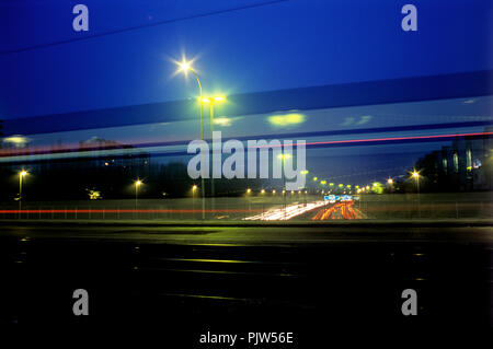 R1 Ring Autobahn rund um Antwerpen in der Nacht (Belgien, 18/12/2006) Stockfoto