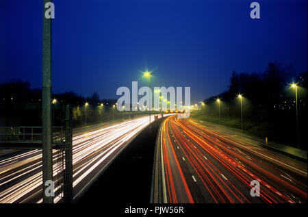 R1 Ring Autobahn rund um Antwerpen in der Nacht (Belgien, 18/12/2006) Stockfoto