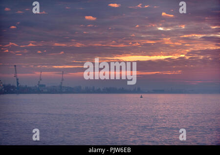 Sonnenuntergang über der Schelde und dem Hafen in Antwerpen (Belgien, 22/11/2011) Stockfoto