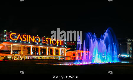 Fassade des Casino Estoril mit bunten Brunnen Show am Abend, eines der größten Casinos in Europa und eine Inspiration für Ian Fleming's 007 Stockfoto